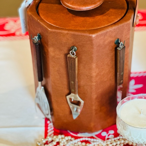 Faux leather ice bucket w/lid and tools - Picture 3 of 3